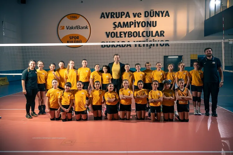 VakıfBank’ın yeni reklam filmi filelerden çocukların hayallerine uzanıyor