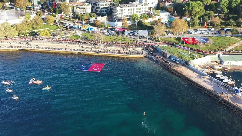 KADIKÖY’DE BİNLERCE KİŞİ ATA’YA SAYGI ZİNCİRİ OLUŞTURDU