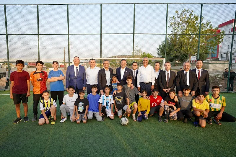 ÖZEL VE İMAMOĞLU GENÇLERLE SOHBET ETTİ FUTBOL OYNADI