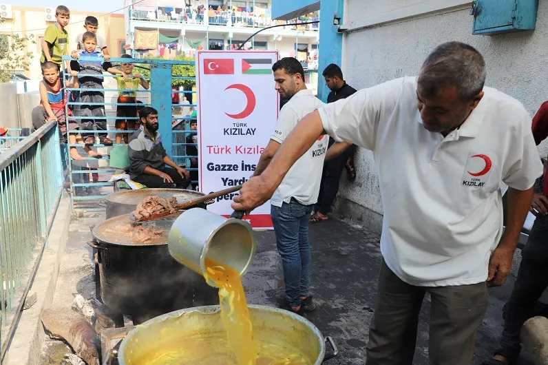 KIZILAY’DAN GAZZE’DE OKULLARA SIĞINANLARA GIDA VE YEMEK DESTEĞİ