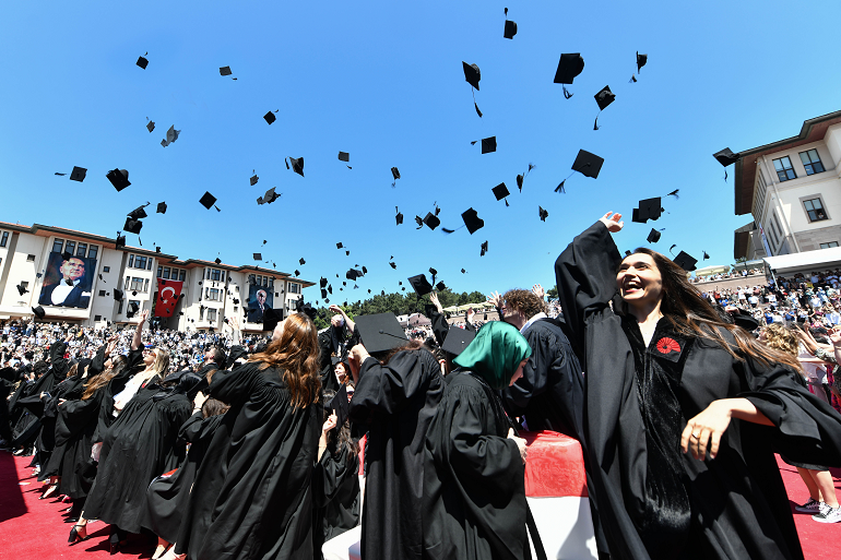 Koç Üniversitesi 29’uncu Dönem Mezunlarını Verdi