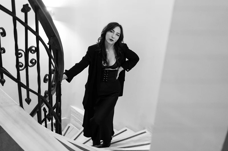 DİLAN DAMGACIOĞLU, ÖZGÜN VE CESUR KOMBİNLERLE MODA DEVRİMİ YARATIYOR