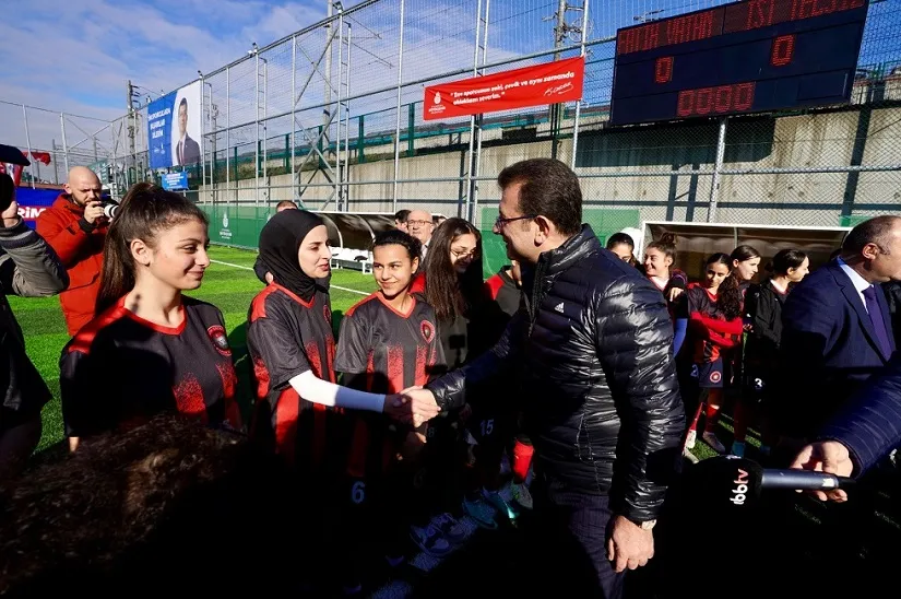 33 YIL ÖNCE ANTRENMAN YAPTIĞI SAHANIN YENİLENMİŞ HALİNİ GENÇ SPORCULARA KAZANDIRDI