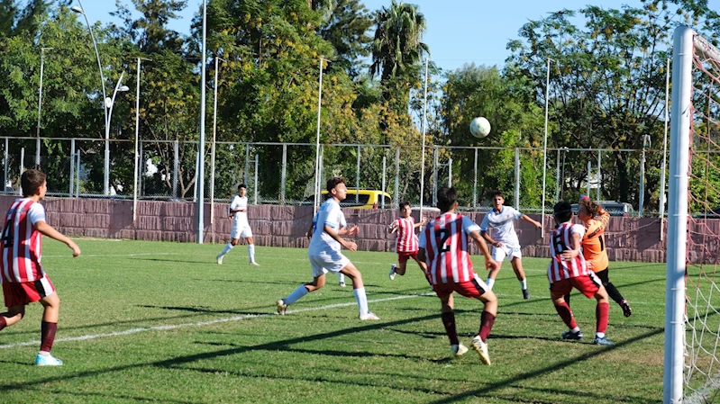 Kemer Belediye Spor evinde galip geldi