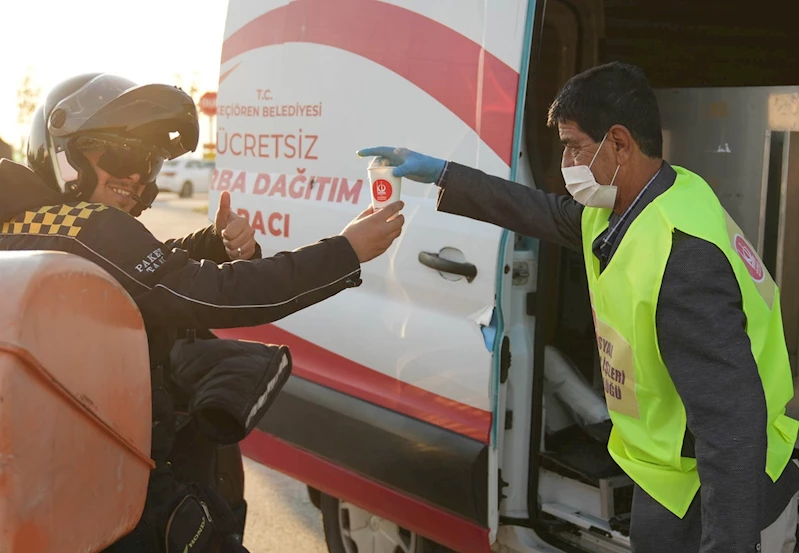 Öğrencilere ve işe gidenlere sıcak çorba