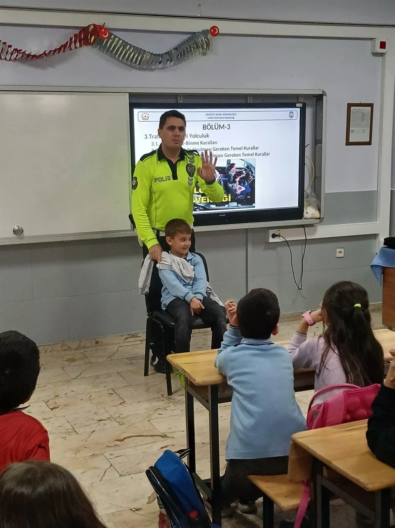 İlkokul Öğrencilerine Trafik Eğitimi Verildi