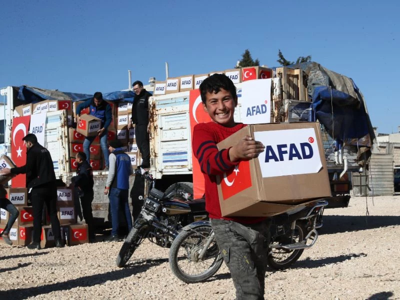 AFAD İnsani Yardım Ekiplerimiz, Terör Örgütünden Temizlenen Tel-Rıfat Bölgesinde Yaşayan 625 Aileye Gıda Kolisi Dağıtımı Gerçekleştirdi