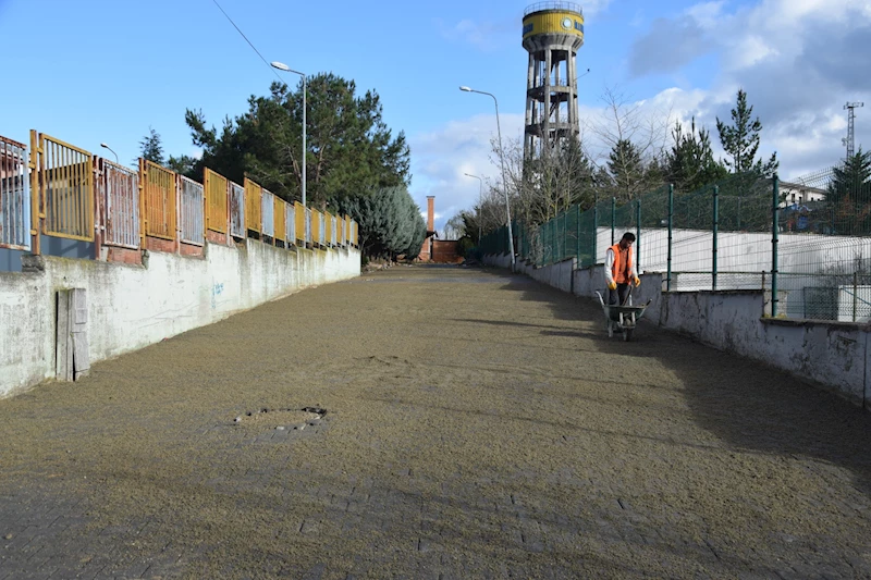 İZMİT BELEDİYESİNDEN AYAZMA MAHALLESİ’NE YENİ PARKE YOL