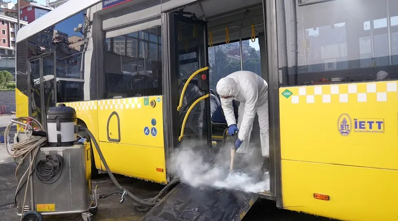 İETT ARAÇLARI HER GÜN TİTİZLİKLE TEMİZLENİYOR, YENİ GÖREVİNE HAZIRLANIYOR