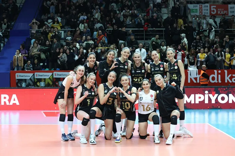 VakıfBank, PTT’yi de yenerek ligdeki galibiyet serisini 10 maça yükseltti