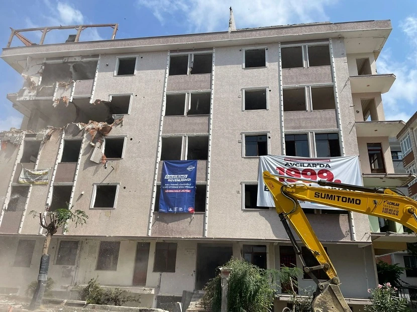ÇÖKME RİSKİ TAŞIYAN 1556 BİNA TESPİT EDİLDİ