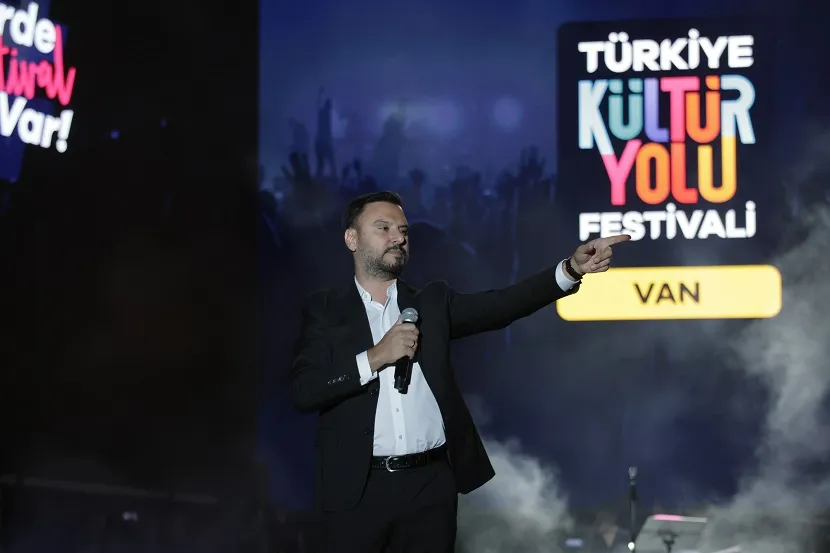 VAN KÜLTÜR YOLU FESTİVALİ’NDE BİNLERCE KİŞİ ALİŞAN’LA HALAY ÇEKTİ