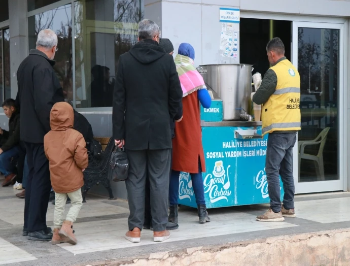 HALİLİYE BELEDİYESİ, SOĞUK KIŞ SABAHLARINDA SICAK ÇORBA İKRAM EDİYOR