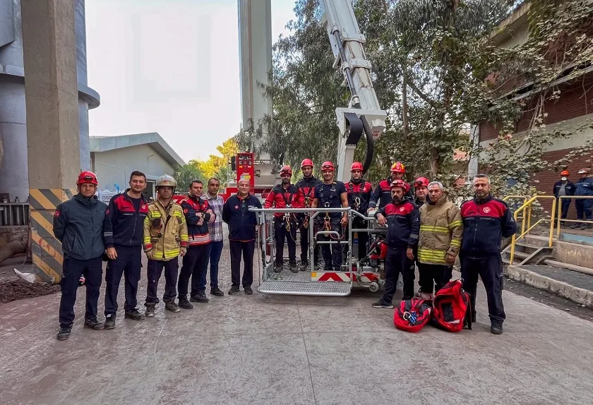 İzmir İtfaiyesi’nden baş döndüren kurtarma operasyonu