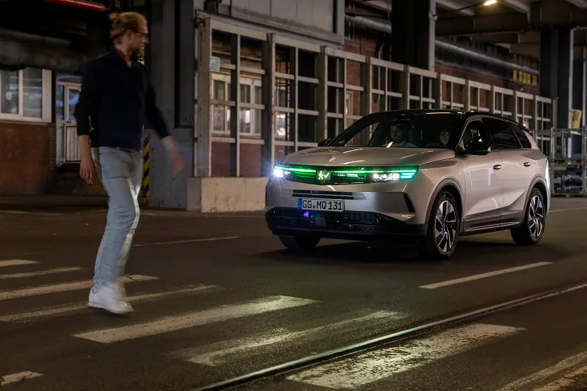 Opel, Otonom Araçlarda Yapay Zeka Destekli Aydınlatma İletişim Sistemini Sergiledi!