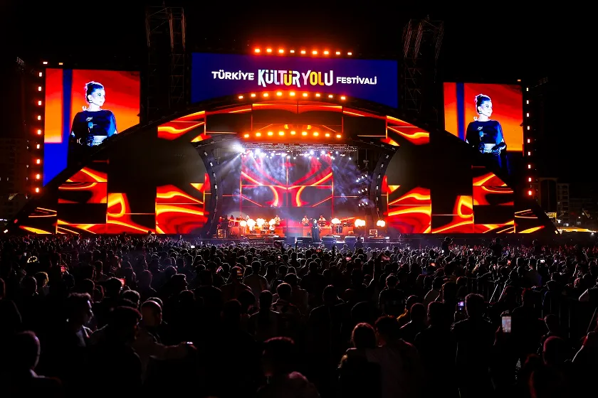 EBRU YAŞAR’DAN MALATYA’DA MUHTEŞEM KONSER