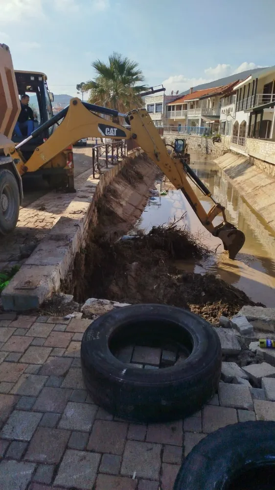 Foça’da rekor yağış sonrası dere temizliği ve alt yapı çalışmaları hız kazandı