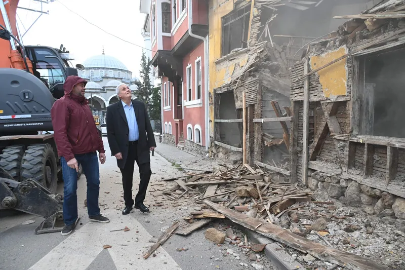 Bozüyük Belediye Başkanı Bakkalcıoğlu Metruk Bina Yıkım Çalışmasını Yerinde İnceledi