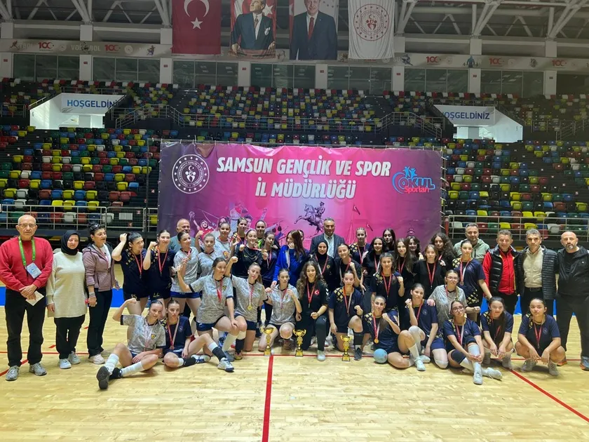 Hentbolda Şampiyon İlkadım Ondokuz Mayıs Lisesi