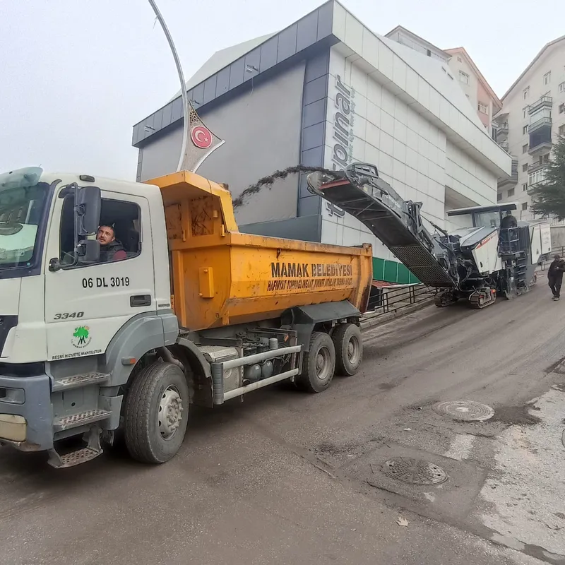 Mamak Belediyesi, Kış Öncesi Yol Güvenliği İçin Trimer Çalışmalarını Hızlandırdı