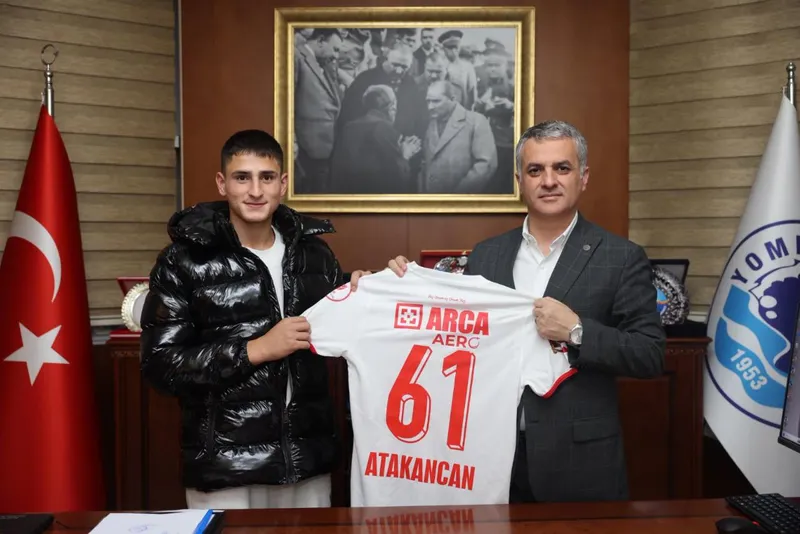 Yomralı Futbolcu Atakan Can, Yomra Belediye Başkanı Mustafa Bıyık