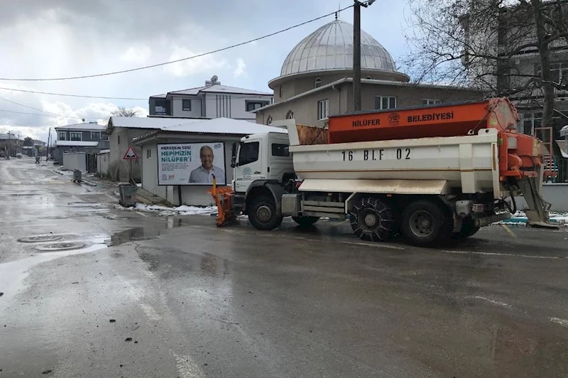 Nilüfer’de yolların açılması için ekipler seferber oldu