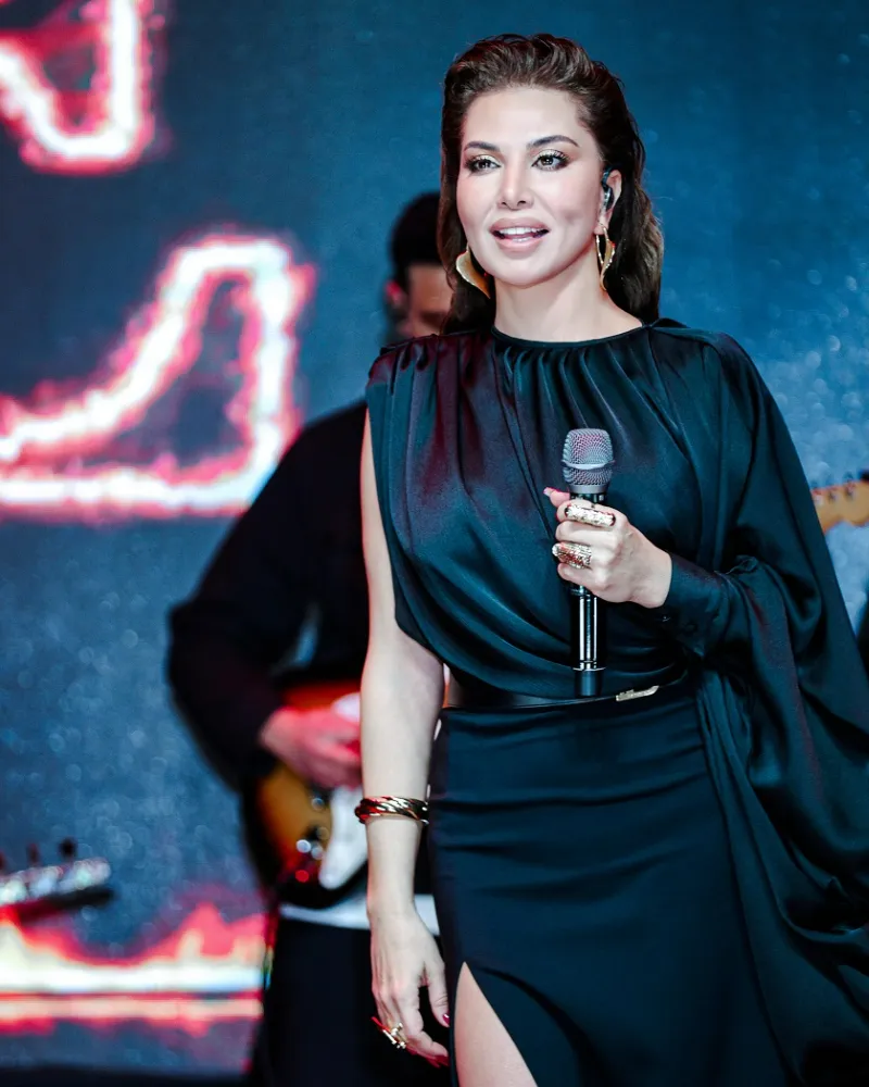 EBRU YAŞAR’DAN SAHNE ŞOVU