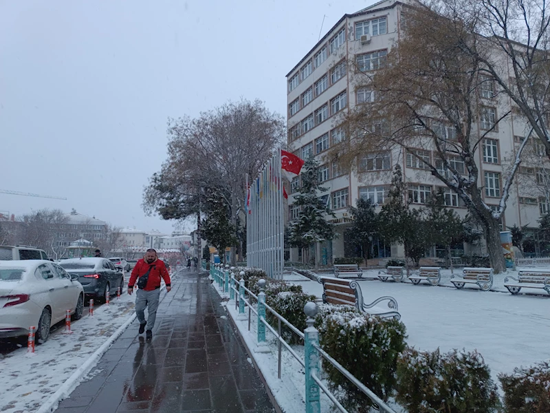 AKSARAY’DA KAR YAĞIŞI ETKİLİ OLDU BELEDİYE EKİPLERİ HAZIRDA BEKLİYOR