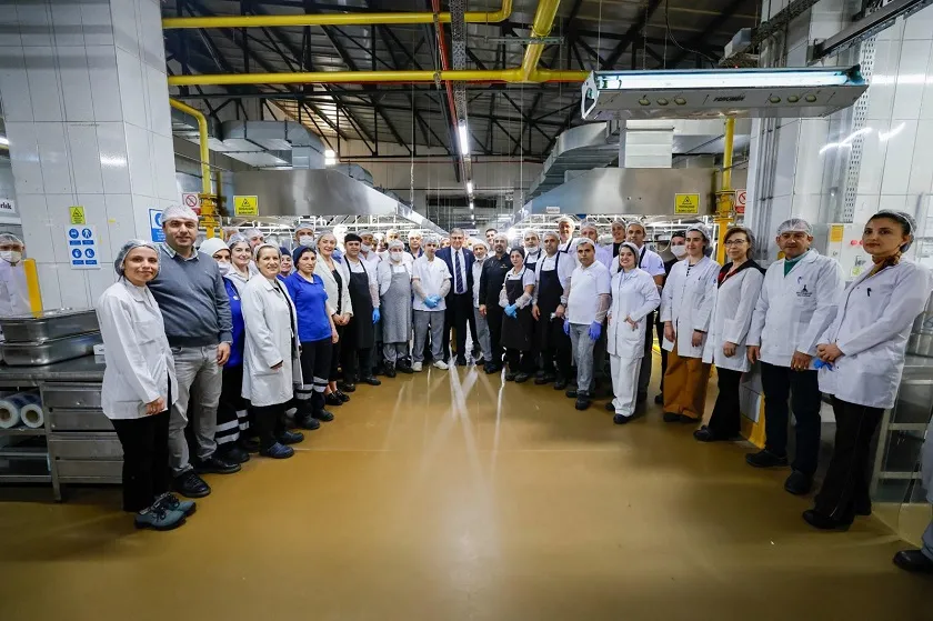 Başkan Tugay aşevinde yemek hazırlığına katıldı