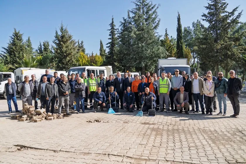 İzmir’de bayram öncesi mezarlıklara özel bakım