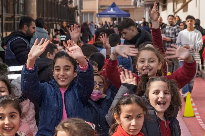 “Güzel İzmir” neşeli çocuklar