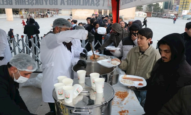 VATANDAŞLAR, BÜYÜKŞEHİR BELEDİYESİ’NİN İFTAR ÇADIRLARINDA ORUÇLARINI AÇTI