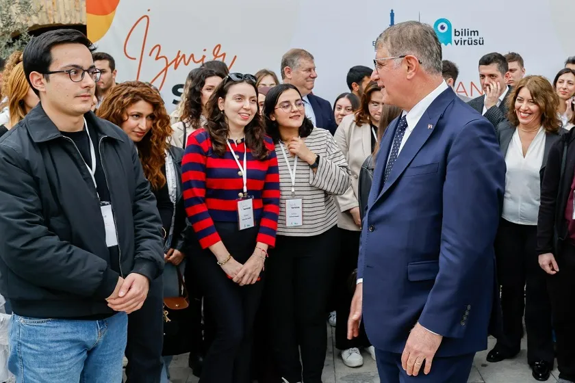 Başkan Tugay’dan gençlere: Kendinize inanmak zorundasınız