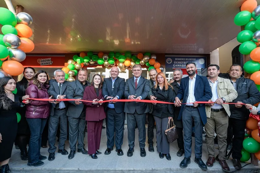 Başkan Tugay Menderes’te sosyal market açılışına ve iftara katıldı