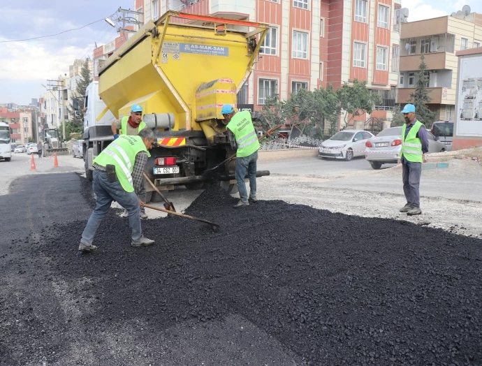 HALİLİYE’DE YOLLAR SICAK ASFALTLA YENİLENİYOR