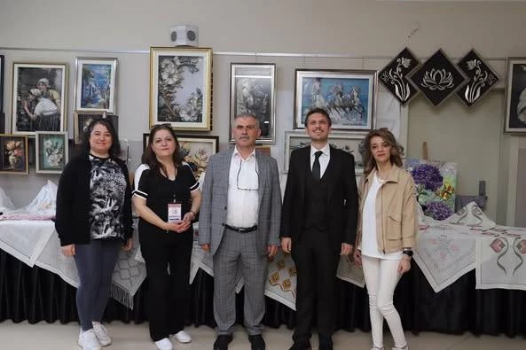 Belediye Başkan Vekilimiz Sn. Burak Uğur, Bandırma Halk Eğitimi Merkezi’nin sergi açılışında kursiyerlerin heyecanına ortak oldu.