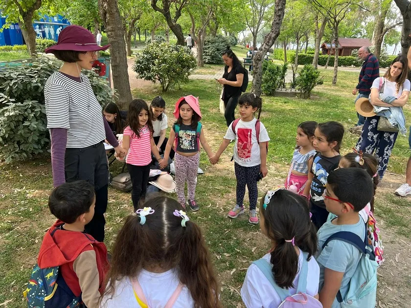 Çocuklar, ormanda keşif ve masal yolculuğunda buluşuyor