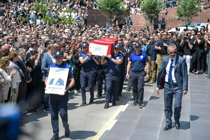 Ferdi Zeyrek gözyaşları ve alkışlarla uğurlandı