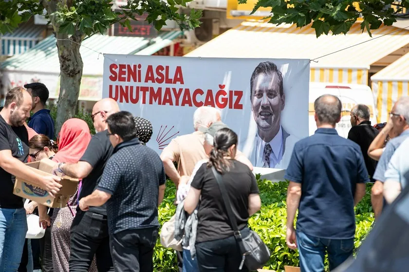 Merhum Başkan Zeyrek’in ailesi ile CHP Lideri Özel taziyeleri kabul etti