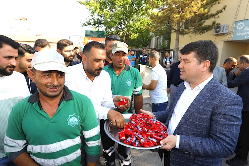 BELEDİYE BAŞKANI DR. EVREN DİNÇER, PERSONELLERLE BAYRAMLAŞTI