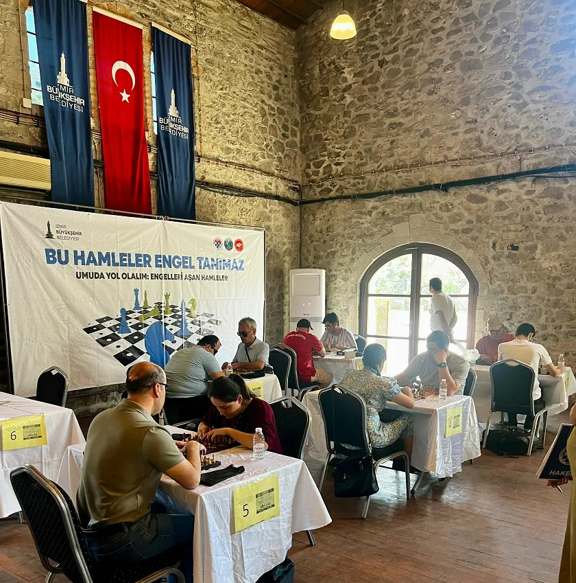 Satranç turnuvasında hamleler engelleri aştı