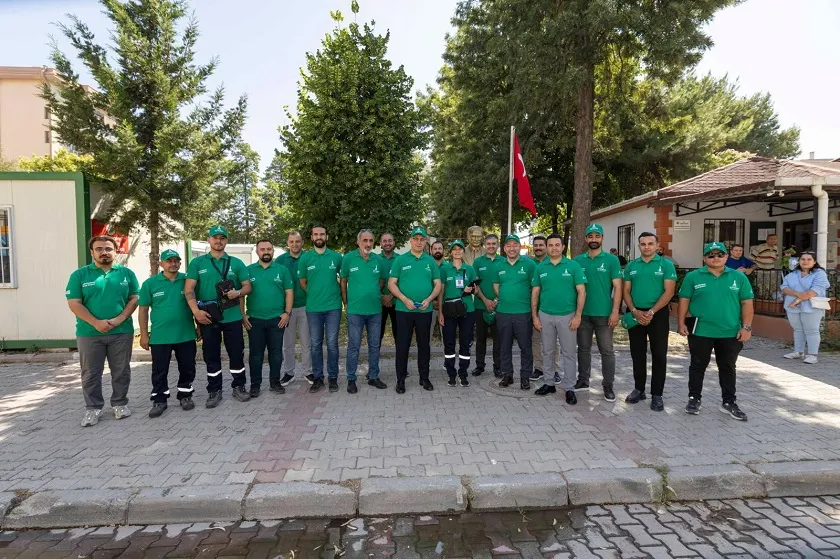 Başkan Tugay “Dönüşüme Evde Başla” projesi için QR kodlu poşet dağıttı