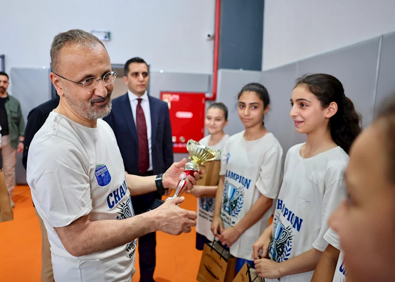 Eyüpsultan’ın altın kızlarıyla buluşma: Şampiyonluk kupası Başkan Özmen’le kaldırıldı