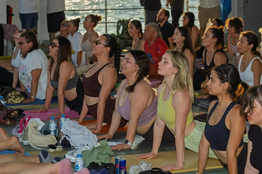 İzmir’de güneşi yoga ile uğurladılar