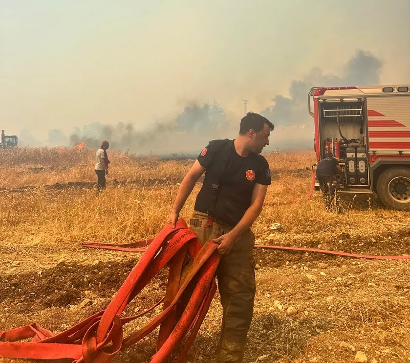 Foça-Aliağa arasında çıkan yangına müdahale sürüyor