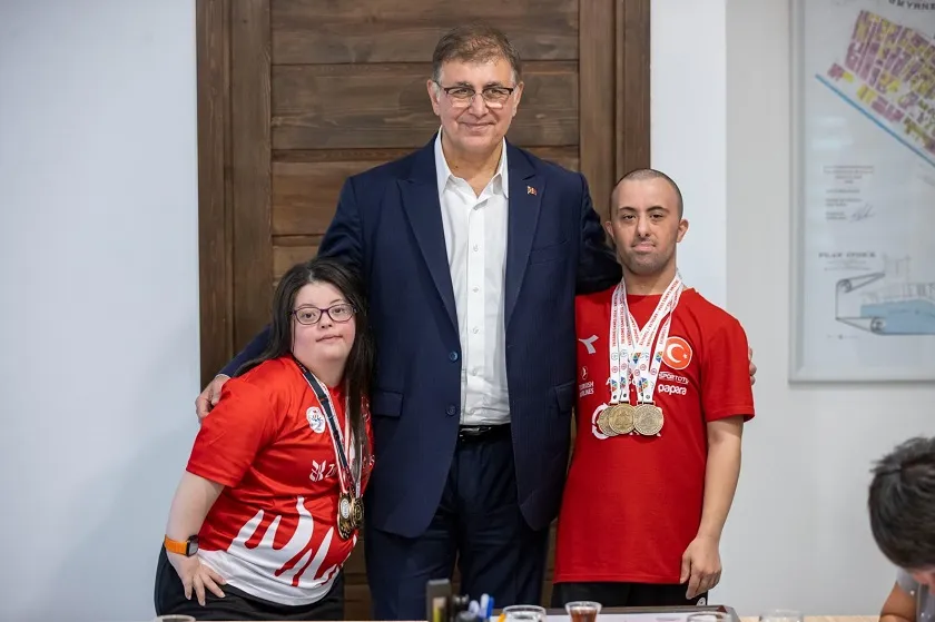 Başkan Tugay, İzmir’in gururu Büyükşehir sporcularını ağırladı  