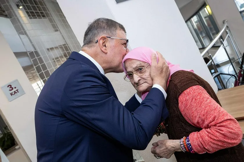 Başkan Tugay’dan bayram öncesi huzurevi ve hastane ziyareti