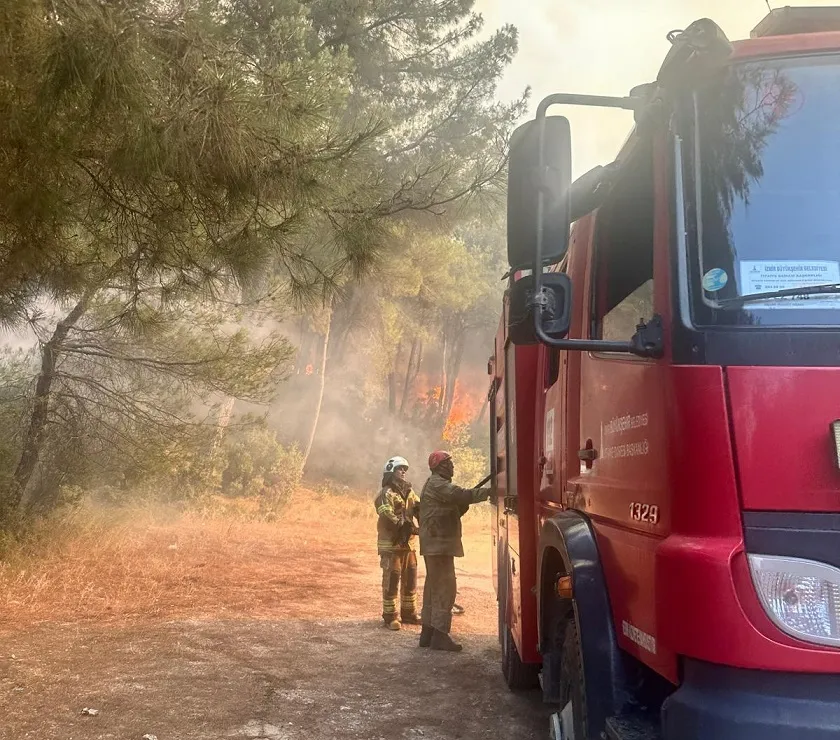 Gaziemir’de yangın kontrol altına alınıyor 