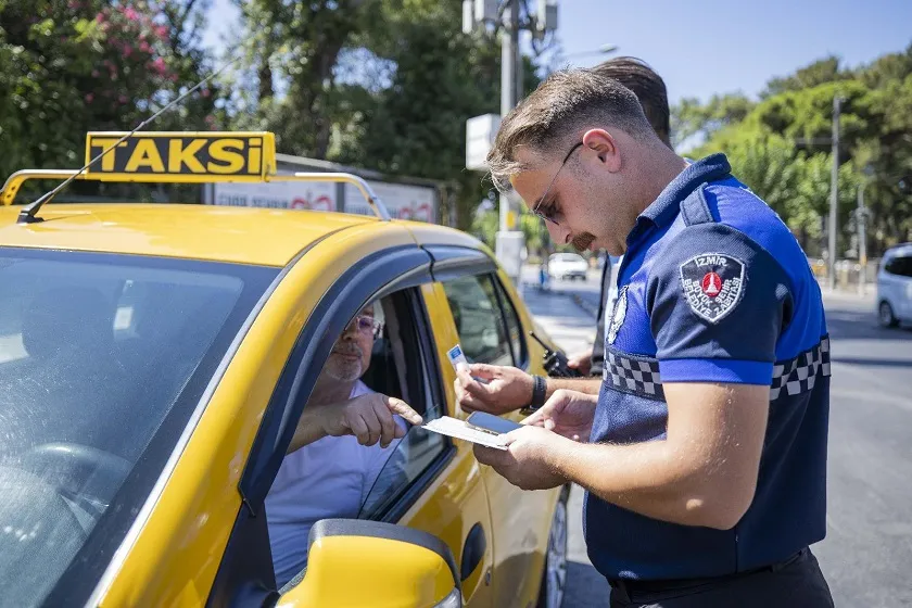 İzmir’de zabıta ekiplerinden yolcu kılığında taksi denetimi 