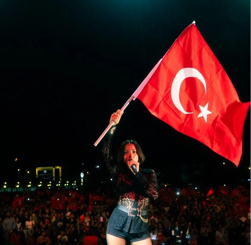 ZEYNEP BASTIK ZAFER BAYRAMI’NI BAŞKENT’TE KUTLADI